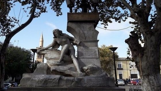 إمرأة عارية قرب مسجد تثير معركة سياسية بالجزائر