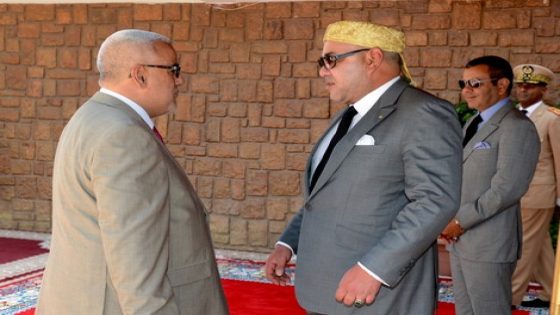 أعادت أسبوعية “الأيام” قراءة ملف معاشات الوزراء الساخن، وذلك بعد استفادة رئيس الحكومة السابق، عبد الإله بنكيران، من معاش استثنائي منحه له الملك محمد السادس، وتبلغ قيمته 9 ملايين سنتيم. وكتبت “الأيام” أن المعاش الذي يمنح لرؤساء الحكومات والوزراء لا يعطى بصورة تلقائية، بل يخضع لمبادرة المعني بالأمر من خلال تقديم وثائق يثبت بها أن دخله يقل عن التقاعد الذي تمنحه الدولة للوزراء، غير أن رئيس الحكومة المنتهية ولايته لم يوقع أي وثيقة ولم يتبع أي إجراءات إدارية أو مساطر، ما يعني أن الملك منحه تقاعدا استثنائيا، فهو إذن من المحظوظين. ووفق الأسبوعية ذاتها فإن 113 وزيرا يحصلون على معاش وزاري، من بينهم وزراء أولون سابقون، وهم أحمد عصمان وعباس الفاسي، في وقت لا يستفيد الوزير الأول الأسبق إدري جطو من أي تقاعد من طرف الدولة بحكم أنه مازال يمارس مهامه في طليعة المجلس الأعلى للحسابات. كما أن الوزير الأول الأسبق عبد الرحمان اليوسفي وعبد الإله بنكيران يحصلان على معاش استثنائي مدفوع من مال القصر وليس من أموال دافعي الضرائب. وورد في الملف ذاته أن تقاعد الوزراء السابقين يكلف وزارة المالية 24 مليون درهم سنويا، وأن الملك محمد السادس سبق أن اتخذ قبل سنوات قرارا بمنح معاش استثنائي لجميع أفراد مجموعة “ناس الغيوان”، بمن فيهم المتوفون.