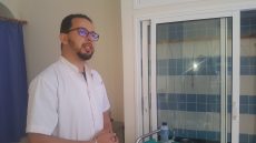 العيون:الدكتور صالح عبد السلام أخصائي في الجهاز الهضمي يجري اول عملية بواسطة التنظير الباطني