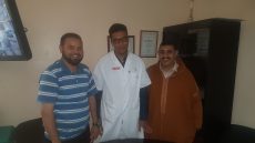 بالفيديو هدا هو الدكتور الدي كان وراء في تفادي بتر الطرف السفلي لشاب عمره 15 سنة بمستشفى الحسن بن المهدي بالعيون .