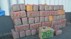 حجز طنين (02) و988 كيلوغرام من مخدر الشيرا، وضبط معدات للملاحة البحرية يشتبه في استخدامها في عمليات التهريب الدولي للمخدرات والمؤثرات العقلية.