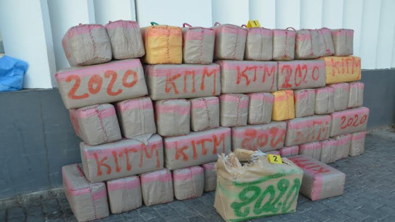 حجز طنين (02) و988 كيلوغرام من مخدر الشيرا، وضبط معدات للملاحة البحرية يشتبه في استخدامها في عمليات التهريب الدولي للمخدرات والمؤثرات العقلية.