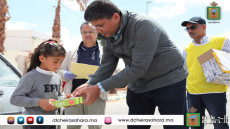 سيداتي بنمسعود يوزع اللوحات الإكترونية على تلاميذ جماعة الدشيرة من اجل تعلم عن بعد