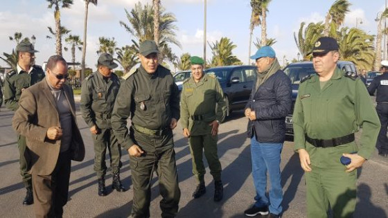 سلطات العيون تقيم حواجز رملية لمحاربة مافيا النقل السري