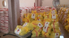 توزيع مساهمة جهة العيون الساقية الحمراء من المواد الغذائية على ساكنة جماعة الحكونية.