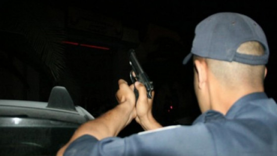 *العيون.. حارس أمن يضطر لاستخدام سلاحه الوظيفي لتوقيف سائق حاول الفرار بعد تسببه في حادثة سير عمدية (بلاغ DGSN)*