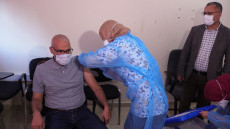 اول جرعةللتلقيح ضد فيروس كورونا تلقاها بالعيون الاستاذ التوبالي محمد البشير المدير الاقليمي للتعليم بالعيون