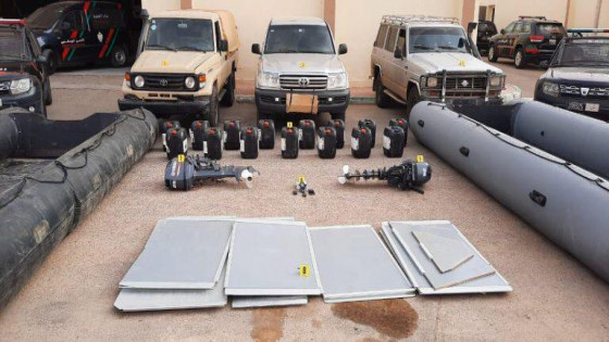 توقيف شخصين وذلك للاشتباه في تورطهما في تنظيم الهجرة غير المشروعة والاتجار بالبشر.