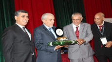 اسرة التربية والتعليم بالعيون تكرم القيدوم حميد لعناية