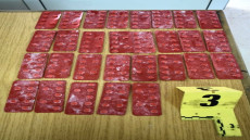 العيون:توقيف خمسة أشخاص وذلك من أجل قضيتين تتعلقان بالحيازة والاتجار في مخدر الشيرا والمؤثرات العقلية، وحجز 203 قرصا مهلوسا و 7.5 كيلوغراما من مخدر الحشيش.