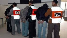 توقيف شخصين أحدهما مبحوث عنه، وذلك لاشتباه تورطهما في قضية تتعلق بتحضير وترويج مسكر “الماحيا” والمشروبات الكحولية.