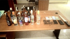 المرسى:توقيف شخصين لاشتباه تورطهما في قضية تتعلق بالحيازة والاتجار في مخدر الشيرا والمشروبات الكحولية بدون ترخيص.