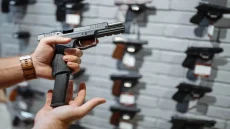 العيون:إقدام موظف على وضع حد لحياته باستعمال السلاح الوظيفي الخاص بزميله في العمل.