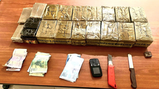 توقيف شخصين وذلك لاشتباه تورطهما في قضية تتعلق بالحيازة والاتجار في مخدر الشيرا واستهلاكه.