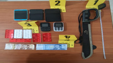 توقيف ثلاثة أشخاص، وذلك لاشتباه تورطهم في قضية تتعلق بحيازة أقراص الهلوسة والسلاح الأبيض.