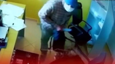 بالفيديو: السطو على وكالة لتحويل للأموال بطنجة والهجوم على مستخدمة