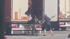 سائق شاحنة يجلد مهاجرات إفريقيات بوحشية داخل محطة للوقوف بطريقة وحشية على الحدود الفرنية الإيطالية