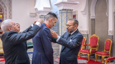 بعد التتويج الأولمبي الملك يستقبل سفيان البقالي ويوشحه بوسام العرش