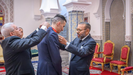بعد التتويج الأولمبي الملك يستقبل سفيان البقالي ويوشحه بوسام العرش