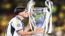 الاعب ابراهيم دياز يتوج مع ريال مدريد بكأس السوبر الأوروبي