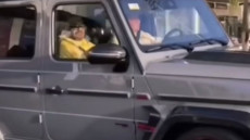 إنتشار فيديو لتواضع الملك محمد السادس مع مواطنة تصادفت معه على الطريق وسط الرباط