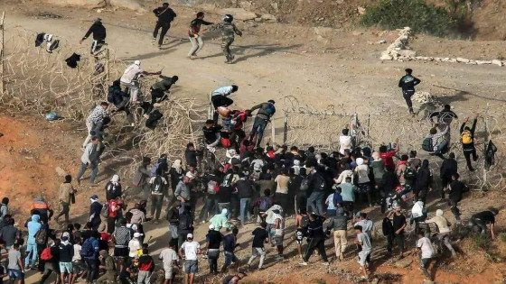 السلطات المغربية توقف نحو 5 الاف مهاجر سري بمدينة الفنيدق خلال عملية مطاردة ضمنهم أجانب