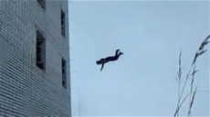 مصرع طفل من الطابق الرابع أثناء محاولته فتح شقة لسيدة نسيت المفاتيح بمرتيل.