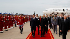 الملك محمد السادس يظهر بعكاز طبي ومختص طبي يعلل السبب