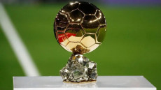 الكرة الذهبية كيف تصنع وما هي قيمتها المالية وهل تبقى في ملكية الاعبين ؟