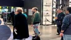 الملك يظهر بأحد المحلات الفرنسية بدون عكاز ووسائط الخصوم تنفث الضعينة