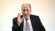 وزير التعليم يتخلى عن الوزارة و يفوّض صلاحياته للكاتب العام