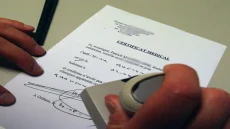 إصدار شواهد مزورة يورط طبيبة، و إحداها أدت إلى إدانة رجل بـ 10 سنوات