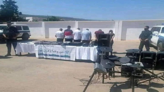إعتقال فرقة موسيقية في وهران بسبب أداء أغنية “العيون عينيا والساقية الحمرا ليا” يثير موجة استنكار حقوقي