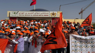 وقفة احتجاجية للأطر الصحية بالعيون تنديدًا بتجميد مستحقاتهم المالية  